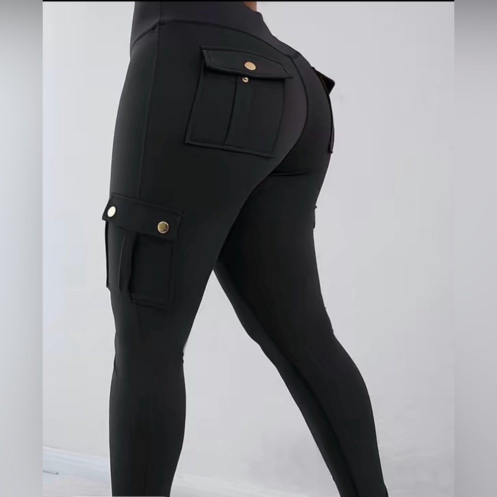 NWT TikTok Shop Pocket Booty Cargo Leggings w/ Gold Buttons, size Large, Black
